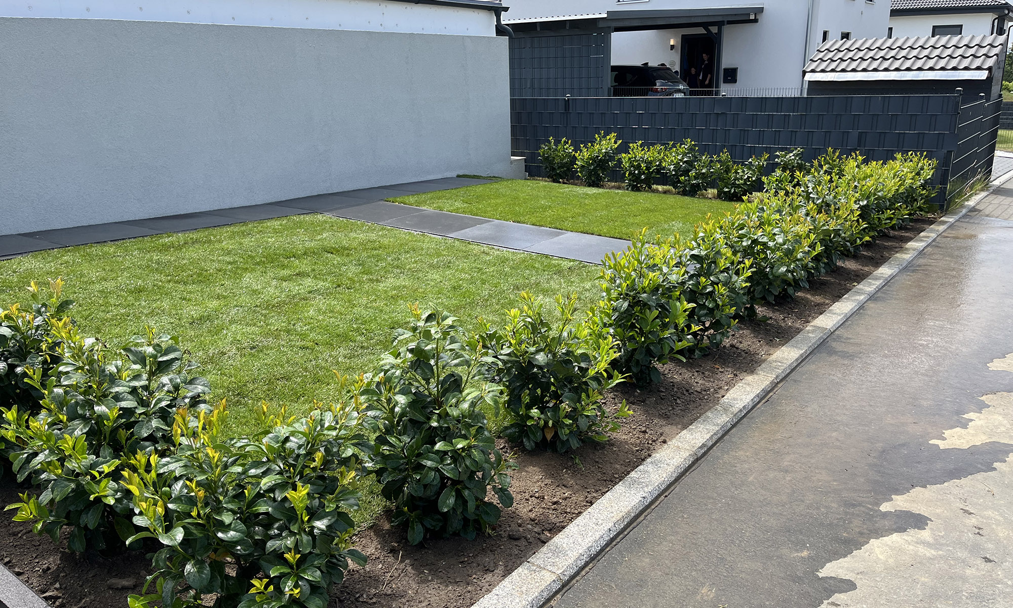 Gestaltete Außenanlage von Strößner Garten- und Landschaftsbau